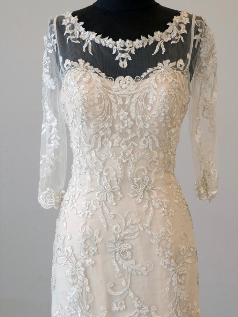 Elegant Ivory Lace Long-Sleeve Wedding Dress